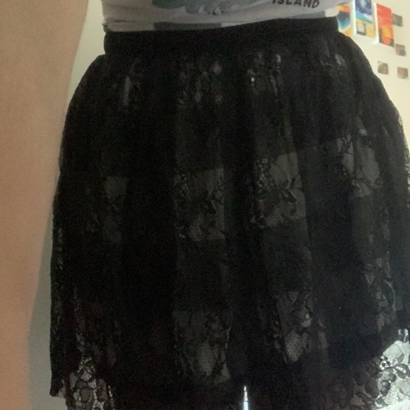 A short lace skirt. - Picture 4 of 4
